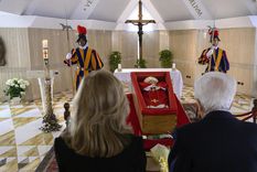 Una mendocina pudo despedir al papa Francisco en Roma. Foto: EFE