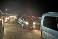 Largas filas para volver al país. Foto: X @VickyAbihaggle