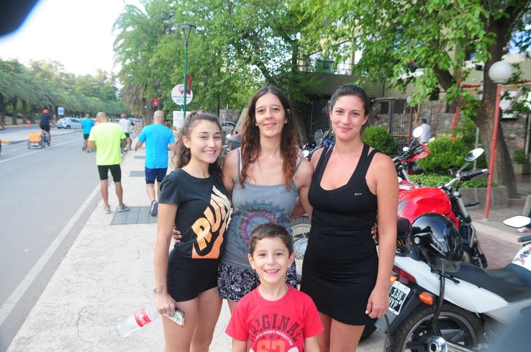 Cecilia, Daniela, Marianela y Valentino salieron a pasear por el Parque. Foto: ALF PONCE / MDZ