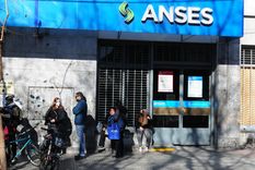 No sólo los jubilados cobrarán el nuevo bono de ANSES. Foto: ALF PONCE MERCADO / MDZ