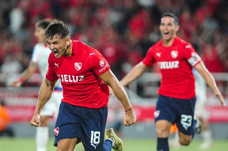 Maestro Puch celebra el segundo tanto del Rojo. Foto: Télam
