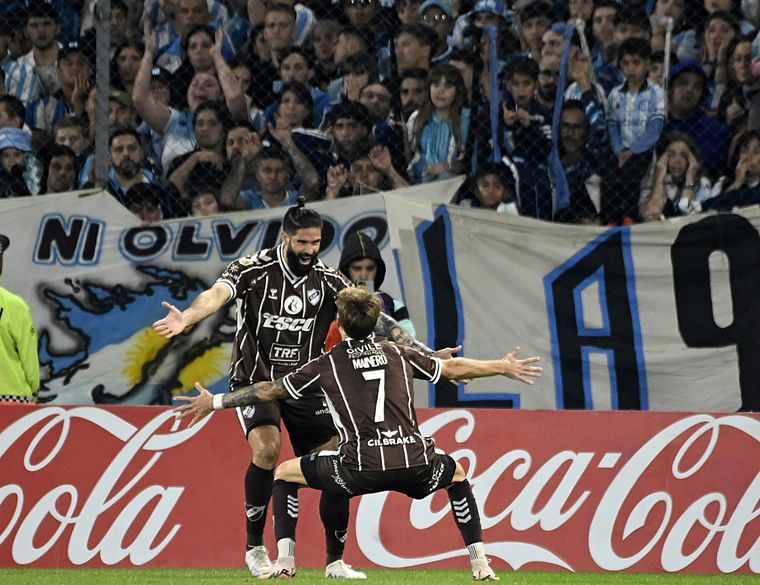 Con su gol de cabeza, Nicolás Orsini fue el héroe de la clasificación en el épico triunfo de Platense ante Racing en el Torneo Apertura. Con su gol de cabeza, Nicolás Orsini fue el héroe de la clasificación en el épico triunfo de Platense ante Racing en el Torneo Apertura.