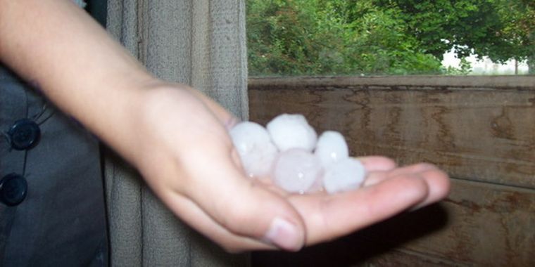 Piedras de dos y tres centímetros cayeron en La Consulta.