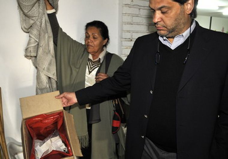 Legisladores radicales observan los residuos acumulados. Foto: Pachy Reynoso / MDZ