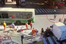 Efectivos policiales comenzaron a perseguir a los sospechosos, los cuales se escabulleron entre los vehículos