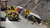 Las imágenes del vuelco del camión en Caracoles. Las imágenes del vuelco del camión en Caracoles.