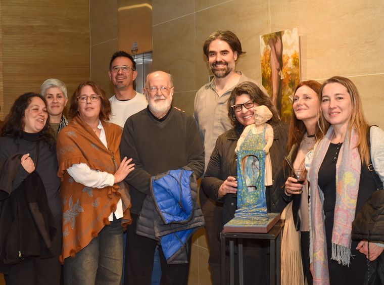 Laura Rudman y Fernando Rosas, junto al maestro Antonio Sarelli y a un puñado de artistas que pasaron por las aulas de la Escuela de Bellas Artes. Laura Rudman y Fernando Rosas, junto al maestro Antonio Sarelli y a un puñado de artistas que pasaron por las aulas de la Escuela de Bellas Artes.