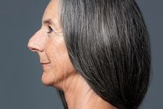 El truco definitivo para oscurecer las canas con 3 ingredientes caseros Las canas aparecen cuando el pelo carece de melanina, porque no la tiene o porque la perdió con el tiempo. Foto: Freepik