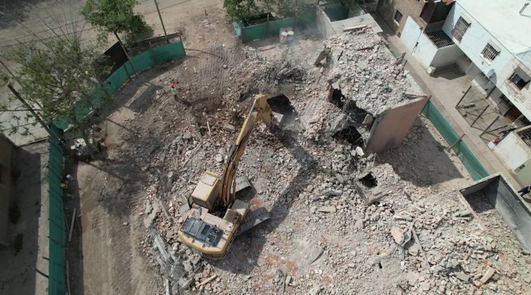 Demolición de un edificio en Guaymallén.
