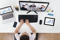 El atractivo principal de poder trabajar de forma remota, principalmente pasa por el hecho de poder hacer una muy buena diferencia económica al cobrar en dólares Foto: MDZ