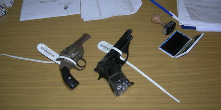 La pistola calibre 22 y el revólver calibre 38 entregados al programa de desarme.