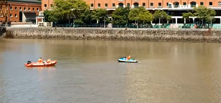 Encontraron un cuerpo flotando en Puerto Madero.
