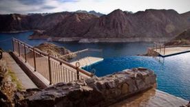 Turistas caminan varios kilómetros para llegar a Los Reyunos ante la falta de transporte público, denunció el diputado Germán Gómez