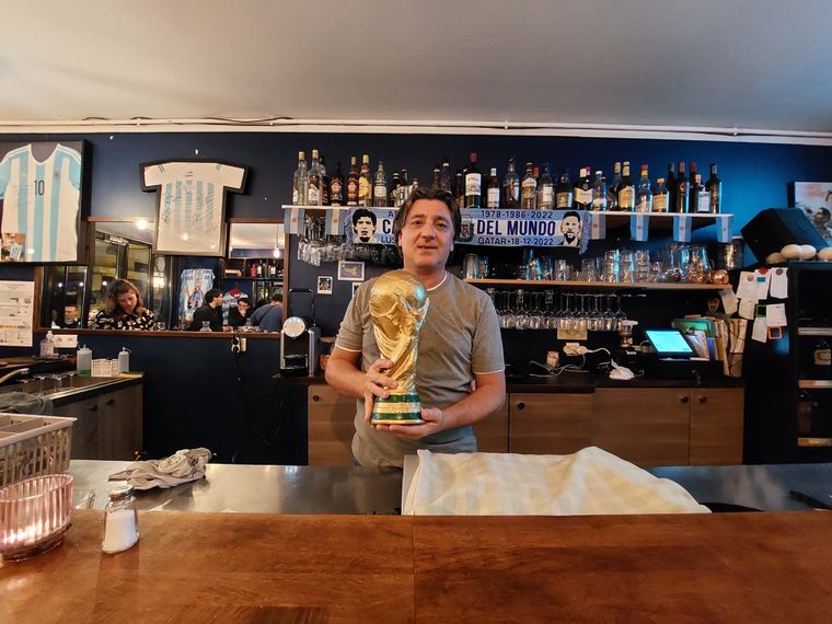 Carlos es el dueño de Volver, el corazón argentino en una París que se prepara para Los Pumas-All Blacks Foto: Felipe Rodríguez