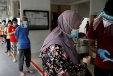 Los residentes de una urbanización pública hacen cola para las pruebas obligatorias de coronavirus en Singapur el 21 de mayo de 2021 Foto: REUTERS