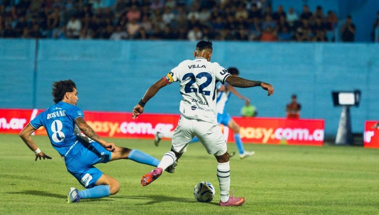 Sebastián Villa intenta sacar el remate ante la marca de Ciro Rosané, quien va al piso intentando bloquear. Sebastián Villa intenta sacar el remate ante la marca de Ciro Rosané, quien va al piso intentando bloquear.