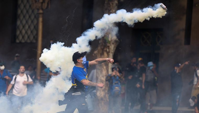 En Argentina, el fenómeno de los barrabravas dejó de ser un problema exclusivamente deportivo. Foto: EFE