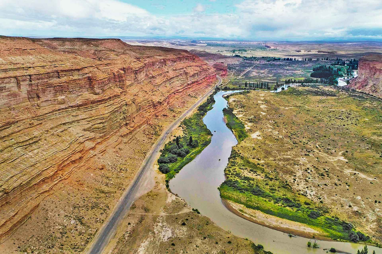 En este pueblo de la Patagonia, el tiempo se detiene entre paredones de piedra, arte rupestre y la calma infinita del paisaje.