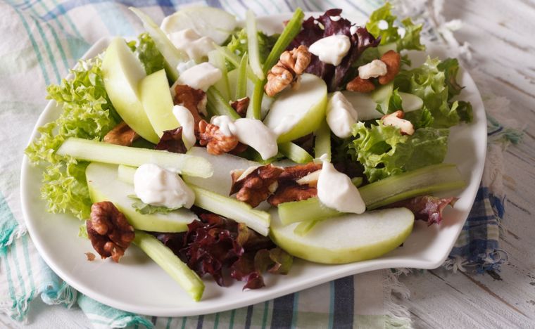 Ensalada waldorf Una receta simple y deliciosa para hacer en pocos pasos. Foto: Shutterstock
