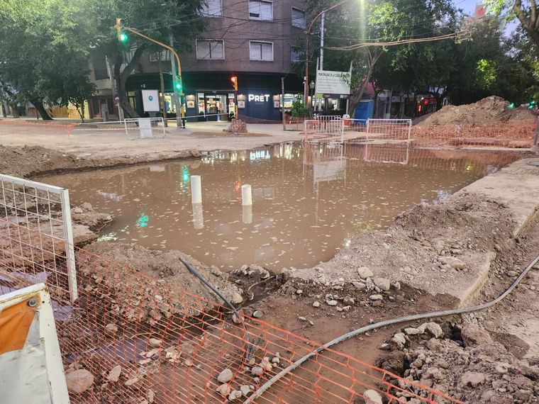 Las obras en la calle San Juan han provocado caos en el tránsito Foto: X @UlpianoSuarez