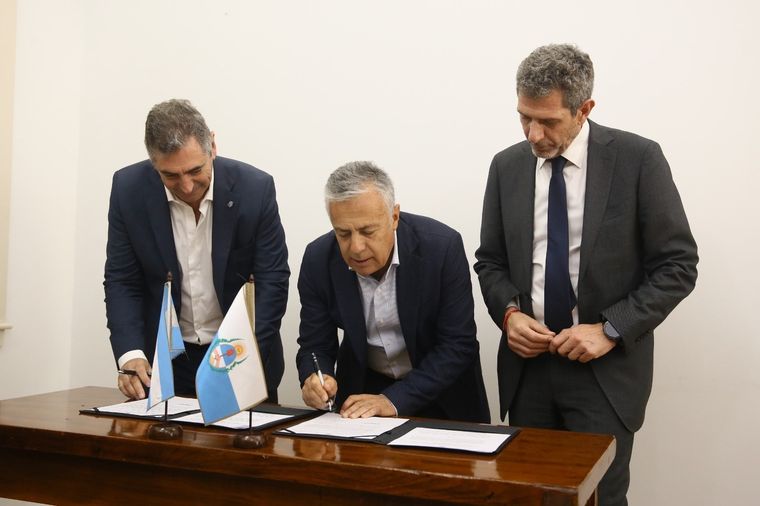 El administrador general de Vialidad Nacional, Marcelo Campoy; el gobernador, Alfredo Cornejo; y el secretario de Transporte, Luis Pierrini.