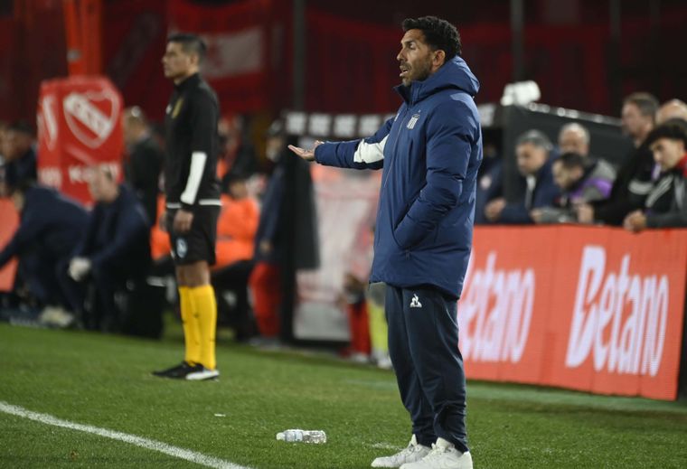 Carlos Tevez habló sobre la bandera a favor y el pasacalles en contra que le dedicaron los hinchas de Independiente.