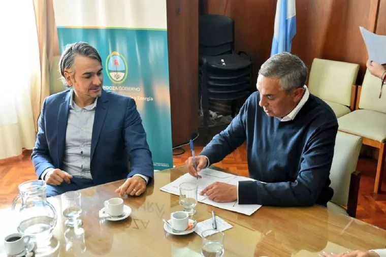 El ministro de Economía y el director de Educación de la empresa en Argentina. Foto: Mendoza Gobierno.