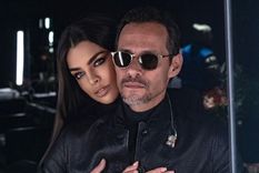 Marc Anthony junto a su prometida Nadia Ferreira