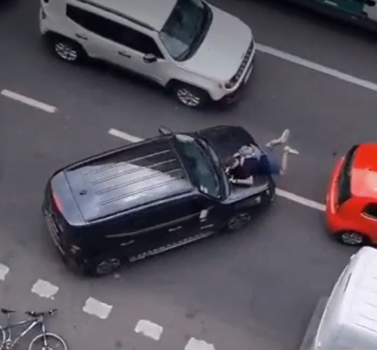 El ciclista fue arrastrado en el capot de la camioneta por Avenida del Libertador Foto: Captura de video