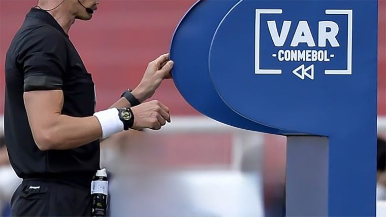 La novedad reglamentaria se aplicará desde los cuartos de final de la Libertadores.