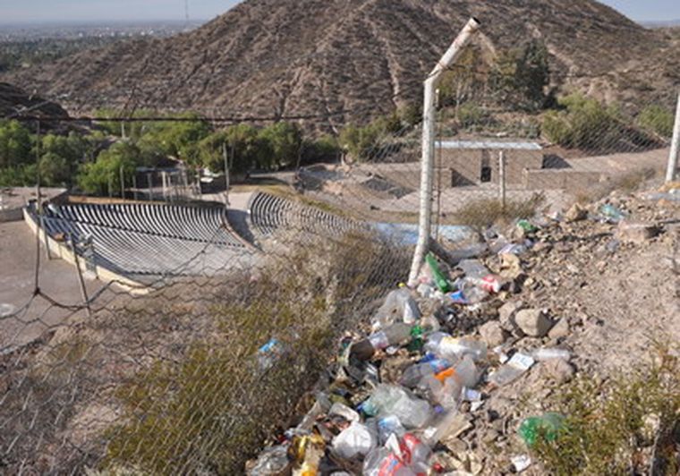 Con el teatro griego detrás, el basural. Foto: Pachy Reynoso/MDZ