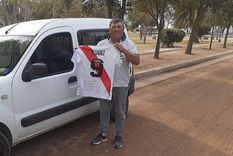 Rafael Varas con el regalo que le hizo Julián Álvarez.