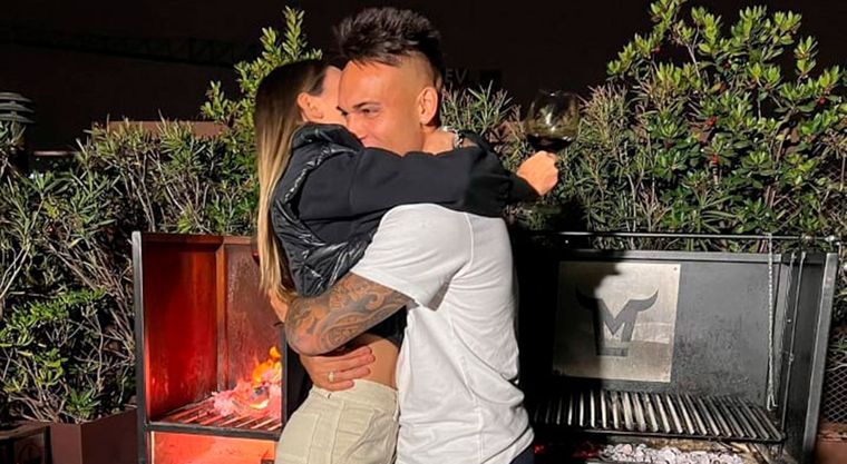 Lautaro Martínez junto a su novia Agus Gandolfo, muy emocionados en la despedida del delantero, que se va a Qatar 2022.