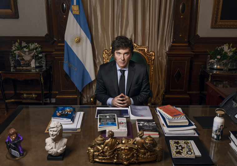 El presidente Javier Milei recibió más de 250 libros como regalo durante su primer año de gestión y alrededor de 30 en lo que va el 2025. Foto: TIME
