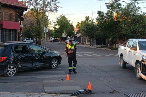 El fuerte impacto ocurrió en Lamadrid y Mármol, a pocos metros de otro accidente registrado hace una semana. El tránsito quedó restringido.