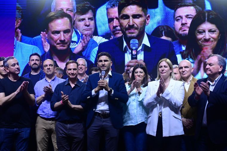 Maximiliano Pullaro rodeado de dirigentes de Juntos por el Cambio Foto: Télam