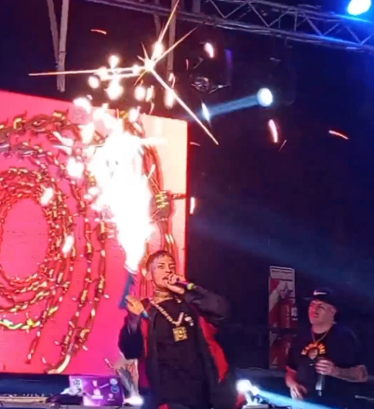 L-Gante con una bengala. Foto: Captura de video.