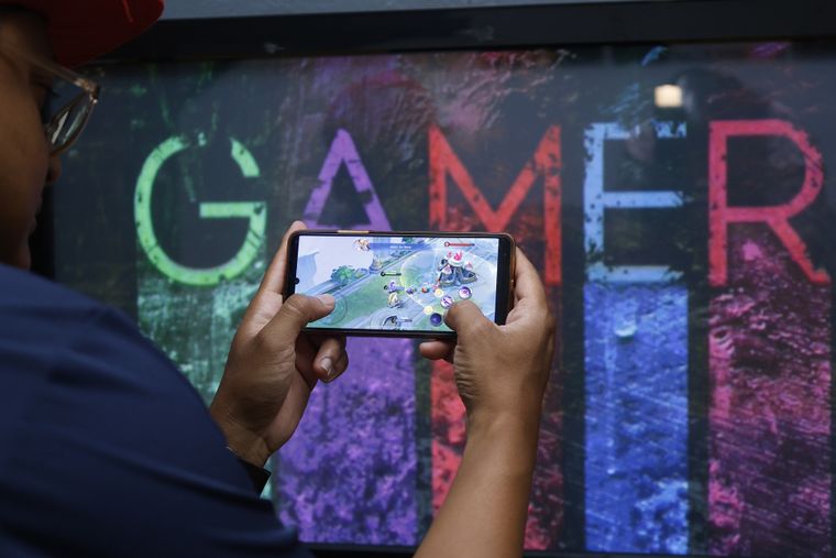 Los nuevos teléfonos premium ofrecen pantallas fluidas y potentes procesadores ideales para correr juegos pesado