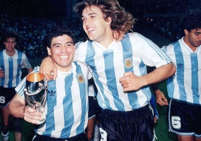 Maradona y Batistuta con la Copa Artemio Franchi, antecesora de la Finalissima.