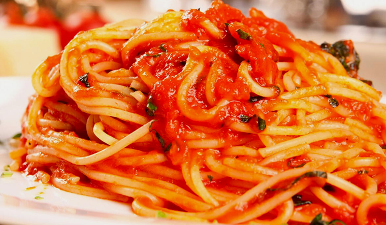 Un delicioso plato de fideos espagueti con salsa roja siempre es la mejor opción