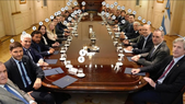 Foto clave: Javier Milei al frente en la reunión con los gobernadores y cómo se ubicaron en la mesa. Foto clave: Javier Milei al frente en la reunión con los gobernadores y cómo se ubicaron en la mesa.