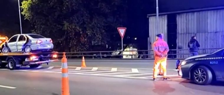 Cinco personas fueron detenidas tras chocar en la autopista 9 de Julio Sur en medio de una persecución Foto: NA