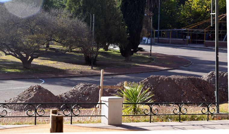 Quienes pasan hoy por la Rotonda del Parque se encuentran con una postal distinta: cercos, arena y estructuras vacías. Quienes pasan hoy por la Rotonda del Parque se encuentran con una postal distinta: cercos, arena y estructuras vacías.