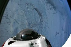 La nave Dragon de SpaceX, orbitando uno de los polos. Foto: Dpa.