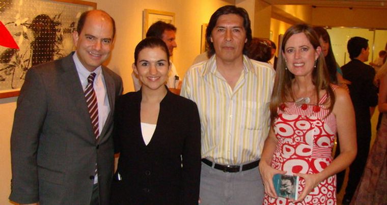 De Park Hyatt: Daniel Dolatre y Laura Méndez, junto al expositor Egar Murillo y la curadora de la muestra, Cecilia Romera. Foto: Gentileza