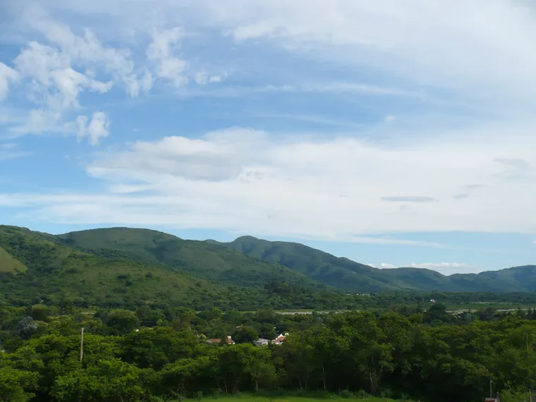 Los cerros que rodean al pueblo ofrecen vistas amplias del Valle de Lerma y refuerzan el perfil natural de La Caldera. Los cerros que rodean al pueblo ofrecen vistas amplias del Valle de Lerma y refuerzan el perfil natural de La Caldera.
