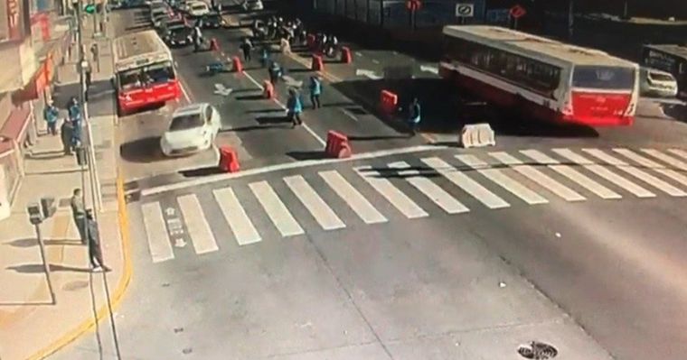 Uno de los autos elude el control tras atropellar a un policía Foto: Captura Video