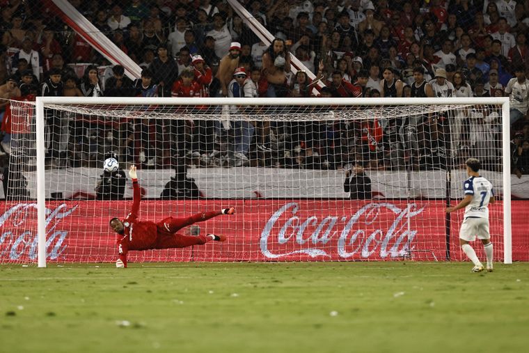 El arquero de Palmeiras, Carlos Miguel dos Santos, atajó el penal decisivo frente a Liga de Quito y le dio la clasificación al Verdao.&nbsp;&nbsp;