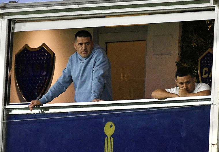 Riquelme con su hermano Cristian en el palco. A mi hermano se le metieron en la casa, dijo Román. Foto: Fotobaires