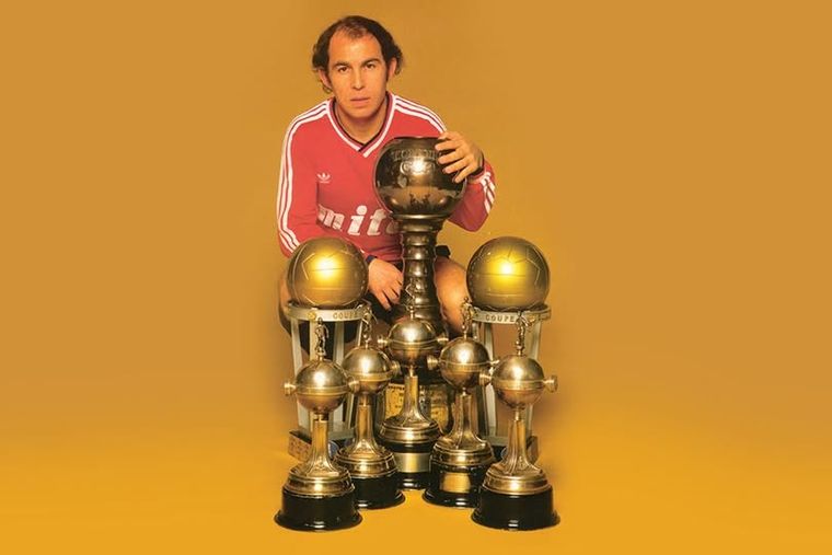 Bochini ganó 4 Libertadores, 2 Intercontinentales y 3 Interamericanas con Independiente. Bochini ganó 4 Libertadores, 2 Intercontinentales y 3 Interamericanas con Independiente.